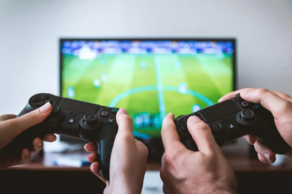 Friends co-op gaming on the couch